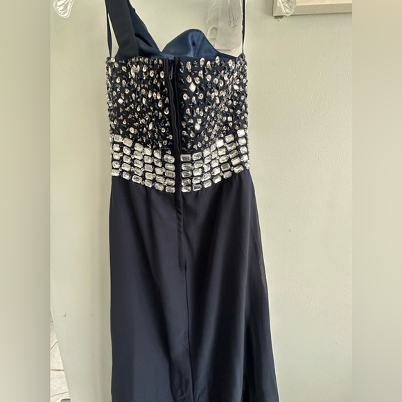 Gorgeous Prom/ ball gown size 4 navy blue with gems across bodice never worn - Picture 4 of 6